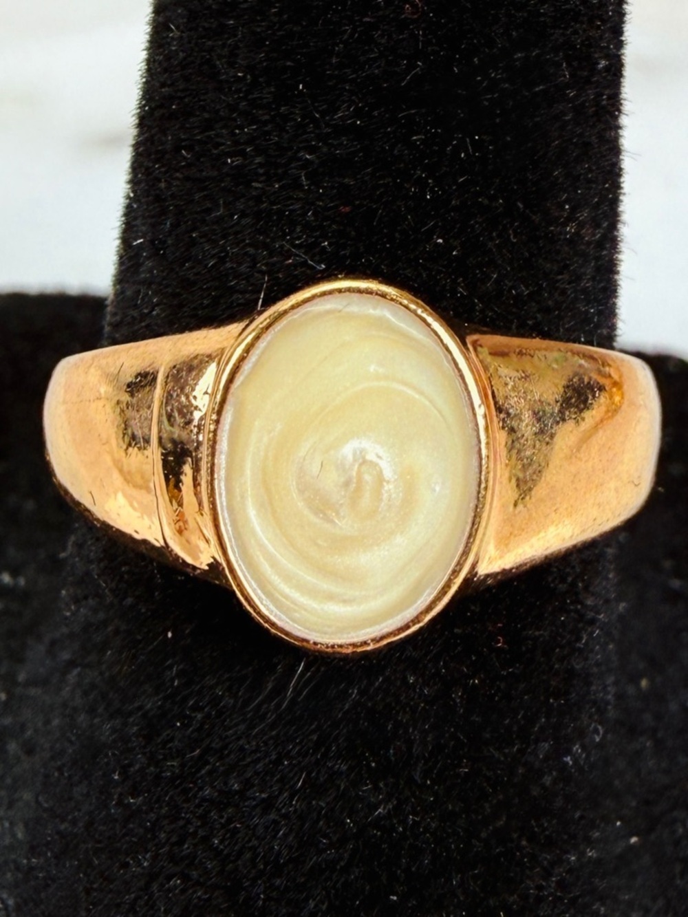 Pretty goldtone, minimalist size 6 cream swirl costume ring